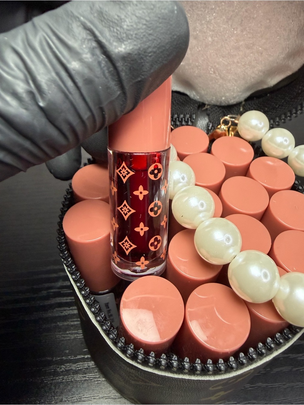 20pcs Lip Gloss In Round Leather-Like Carry Case With Pearl Like Handle - Picture 4 of 9